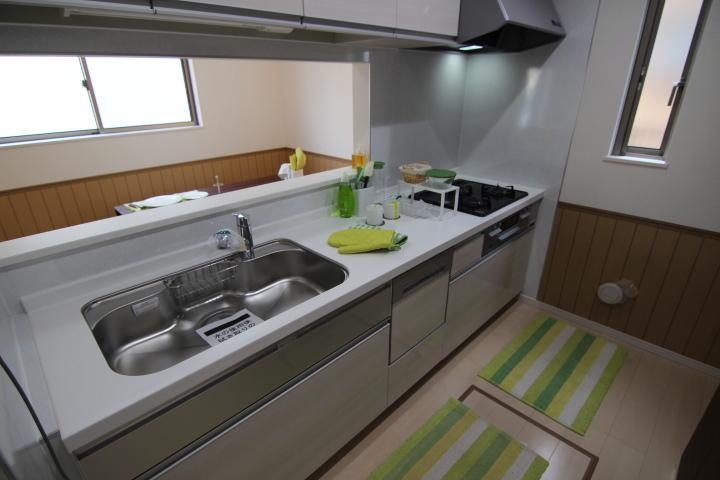 Kitchen. Kitchen photo spacious sink, The Company has adopted the faucet integrated water purifier!