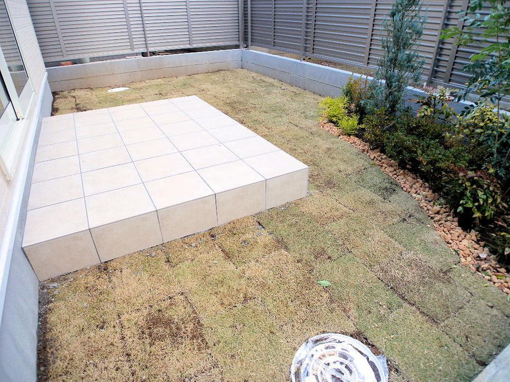 Garden. Garden that has been spread all over the lawn (November 2013) Shooting