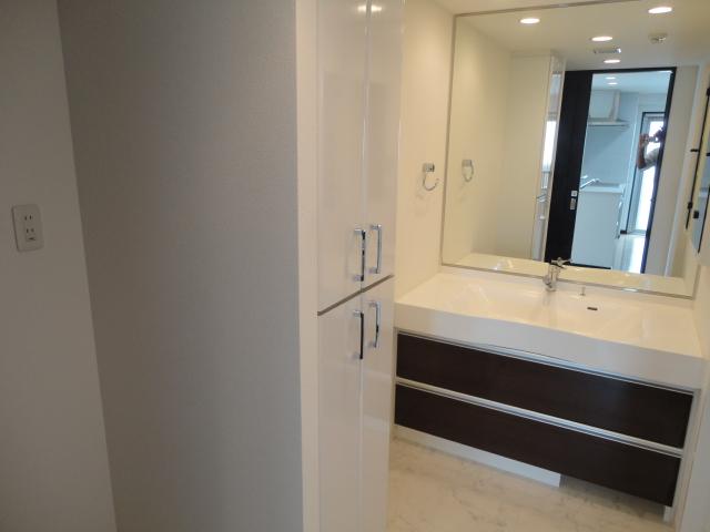 Wash basin, toilet.  ◆ Washroom with a bright big mirror. Plenty of storage!