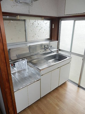 Kitchen. Two-burner gas stove can be installed