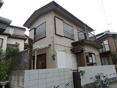 Building appearance. It is located in a quiet residential area