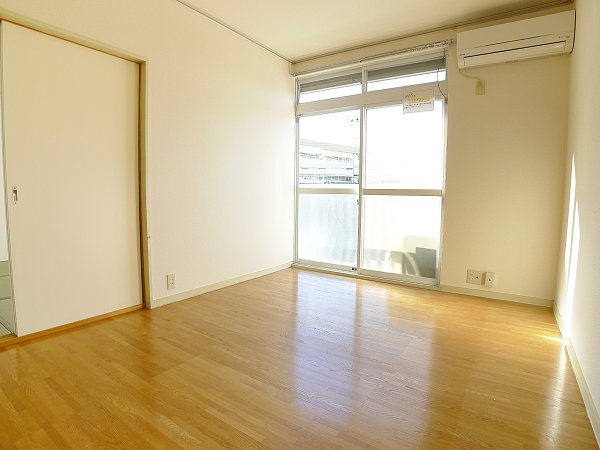 Living and room. Western-style 6 Pledge