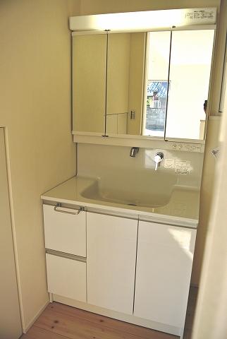 Wash basin, toilet. Indoor (11 May 2013) Shooting