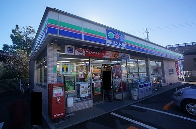 Convenience store. 700m to Family Mart (convenience store)