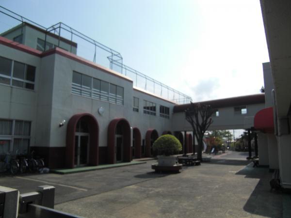 Junior high school. Hikarikeoka junior high school 1560m up to 20-minute walk