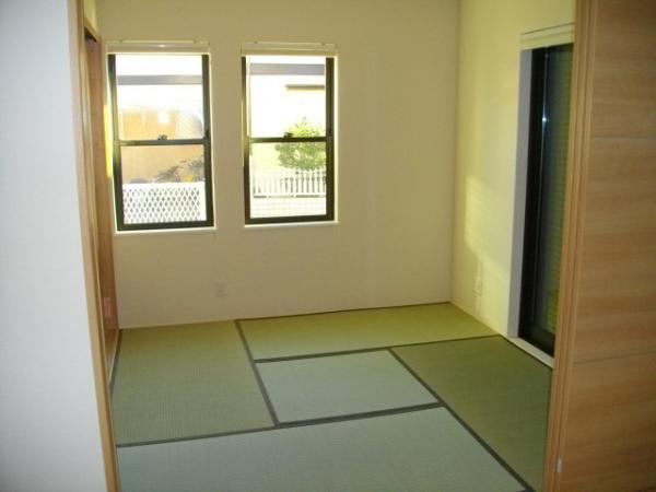 Non-living room. 1 between the half of the storage rich living adjacent Japanese style