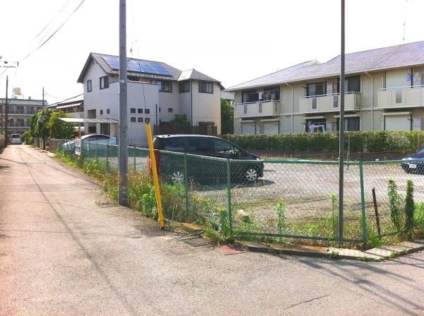 Local photos, including front road. The surroundings are quiet because the residential area