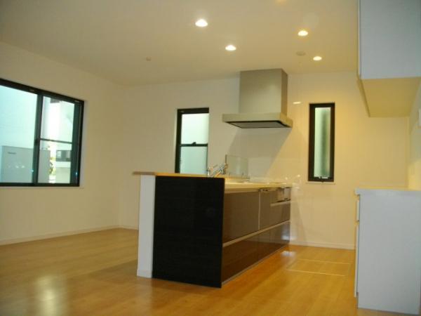 Kitchen. Equipped with a cupboard in the kitchen. Support the clean up your happy to housewife