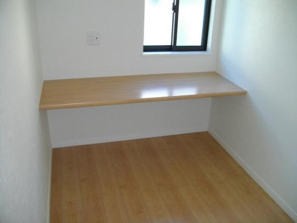 Other introspection. Study corner with a counter in the main bedroom