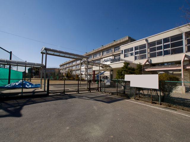 Junior high school. Kashiwadai 700m until the third junior high school