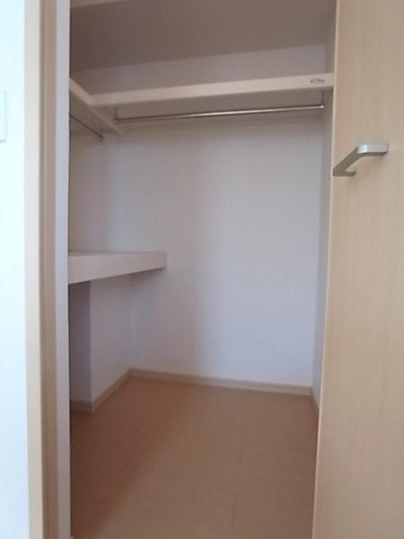 Receipt. Walk-in closet Available