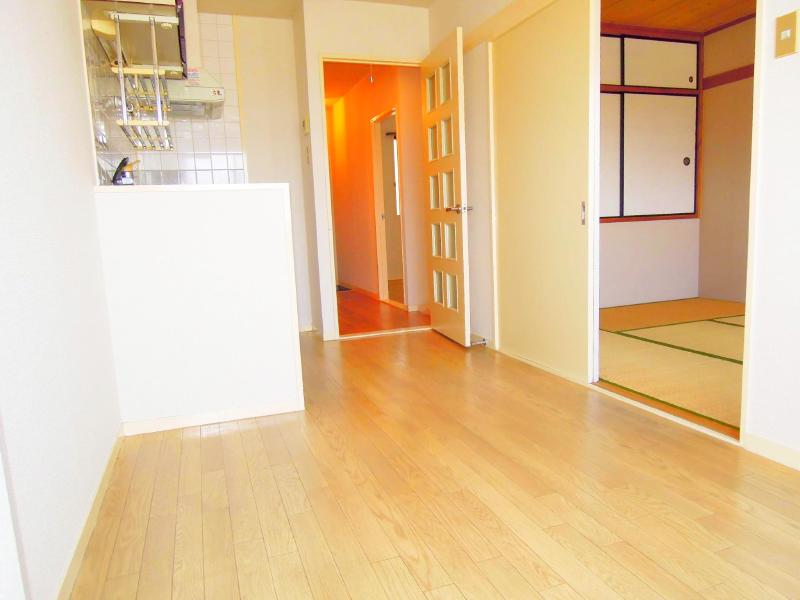 Living and room. Clean dining space
