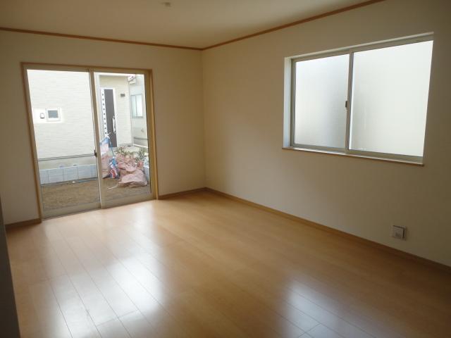 Living.  ◆ 15 Pledge of living and spacious.