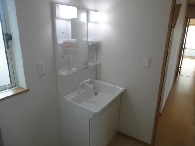 Wash basin, toilet.  ◆ Easy-to-use wash basin wide bowl adoption.