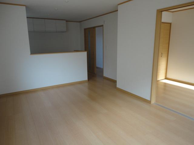 Living.  ◆ Beautiful wide flooring of wood grain