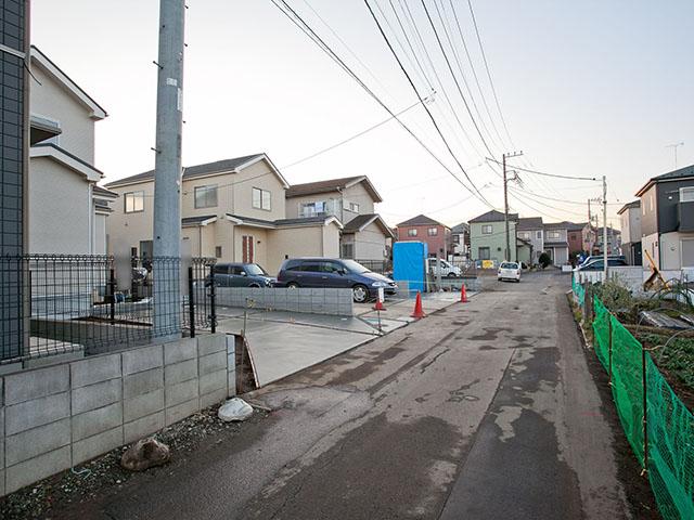 Local photos, including front road.  ◆ There are two cars car space.