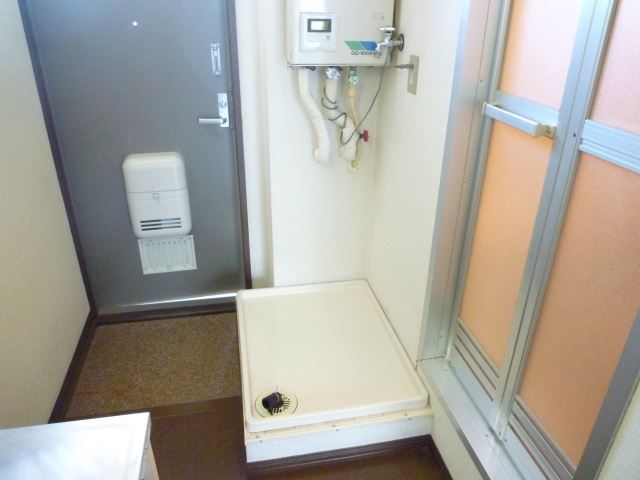 Washroom. Washing machine Storage