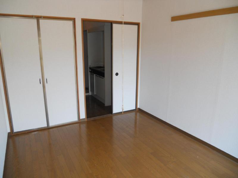 Living and room. With a convenient compartment door ☆