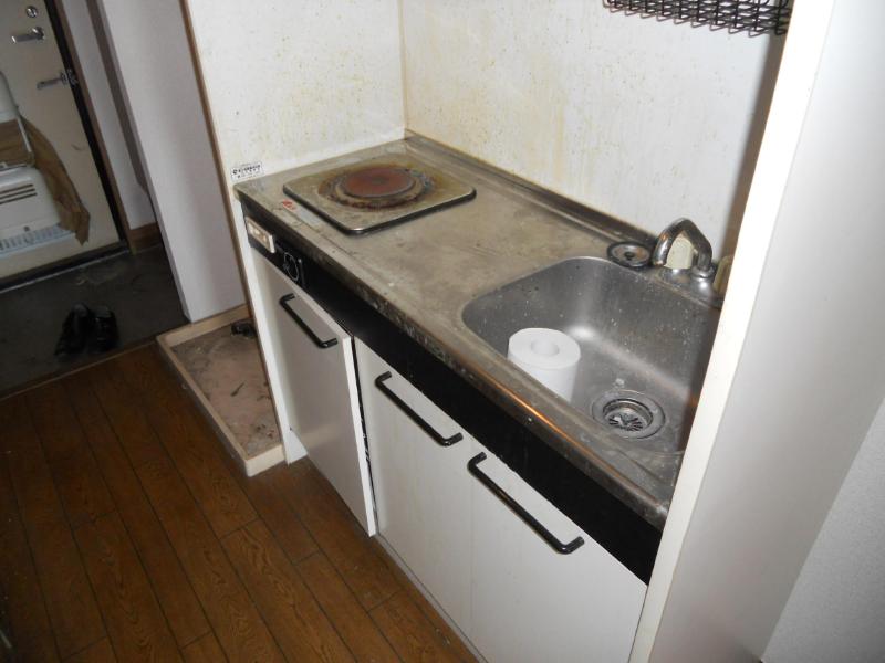 Kitchen. It's still before renovation ☆