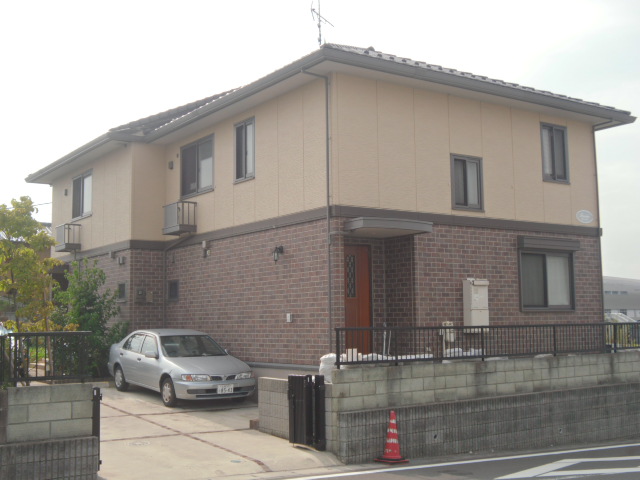 Building appearance. A 5-minute walk commute to the nearest station ・ Convenient to go to school