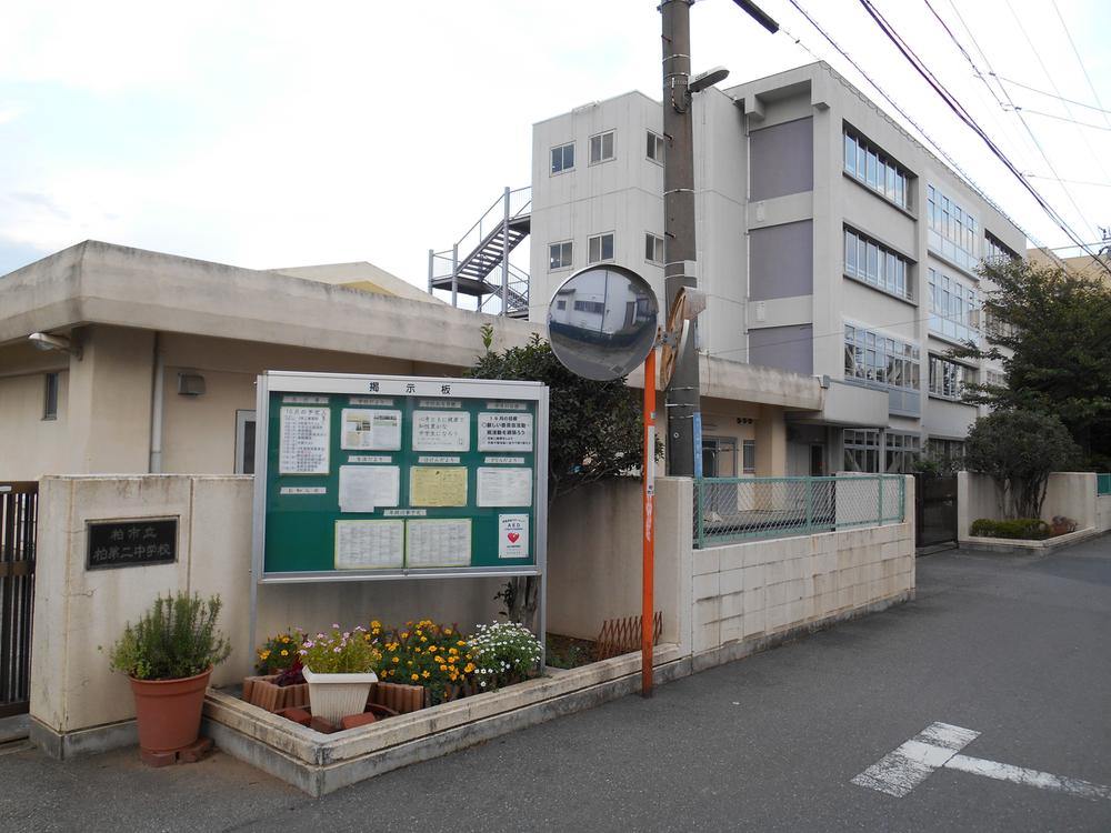 Junior high school. 300m until the second junior high school