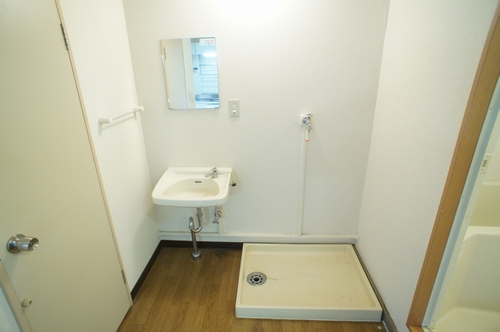 Washroom. It is a photograph of the other rooms.