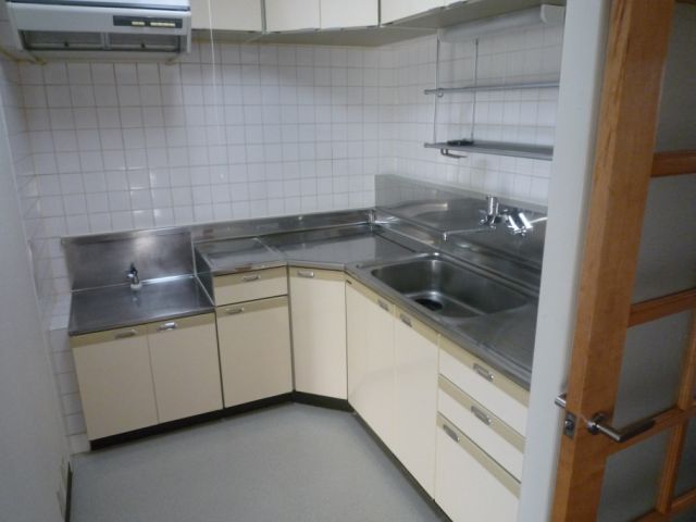 Kitchen. L-shaped kitchen