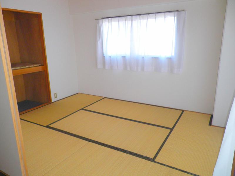 Living and room. Next to Japanese-style living