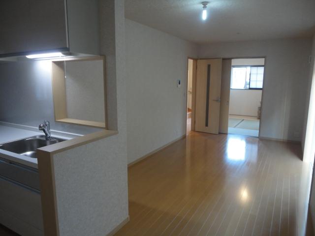 Living.  ◆ Half of the kitchen has become the counter formula.