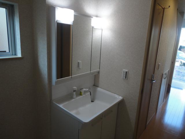 Wash basin, toilet.  ◆ Three-sided mirror that visible spacious wide bowl.
