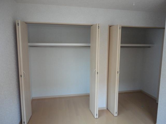 Receipt.  ◆ Plenty of storage in two closets.