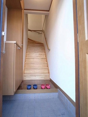 Entrance. From the first floor entrance to the second floor of the residential space.