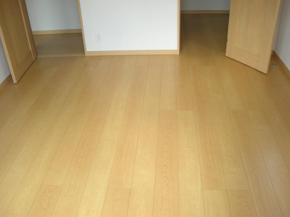 Non-living room. Storage is a large number of Western-style