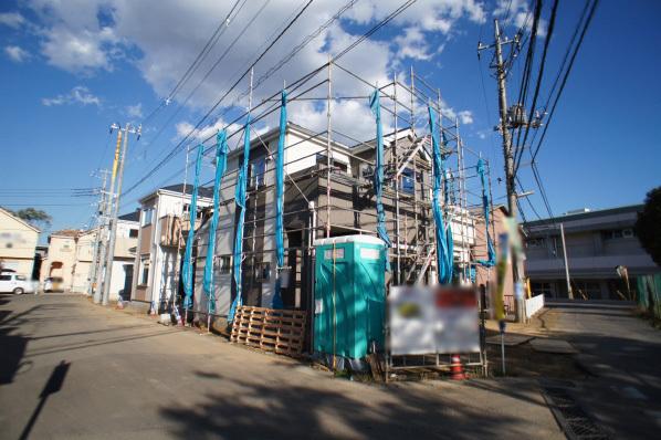 Local photos, including front road. Overall