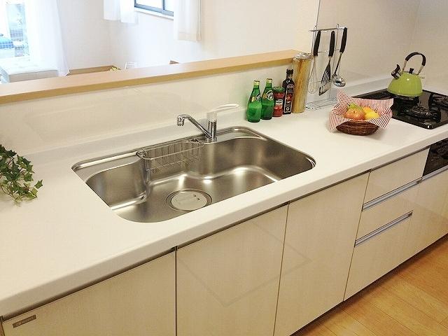 Same specifications photo (kitchen). It is a popular face-to-face kitchen.