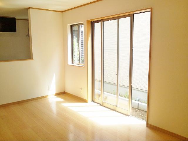Same specifications photos (living). Same specifications construction cases. Akarushi shades that finished in the room.