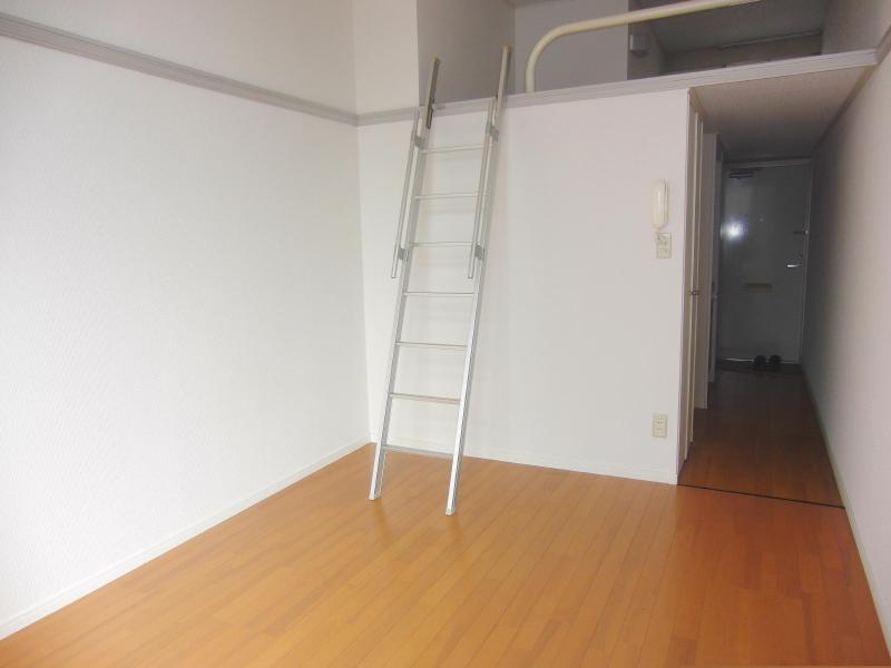 Living and room. It comes with a high loft