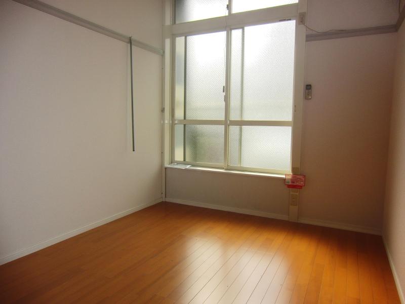 Living and room. It is bright with the upper window