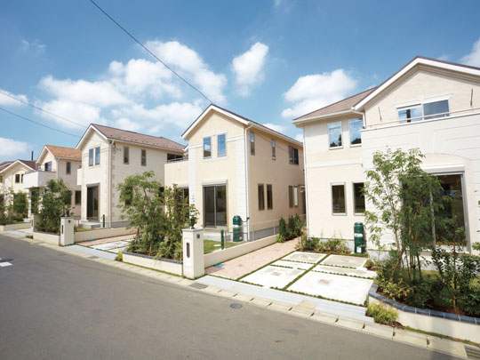 Local appearance photo. Houses <Verde Vita Kashiwa Du> that features a facade with a dignified and shadow. Around the entrance of the stone-clad style, Production in the modeling of such corner of the pillar and wall decoration is proud of the home. (Local district average September 2010 shooting conditions, including sale already dwelling unit)