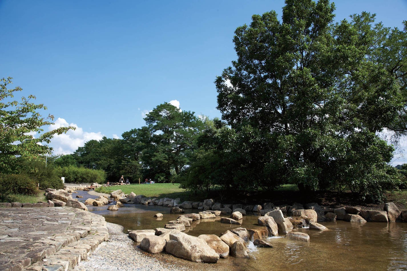 Other Environmental Photo. Various facilities are aligned, such as "Tega hydrophilic Square" splashing water sound pond 6180m (about 10 minutes by car) Children can enjoy playing in the water up to