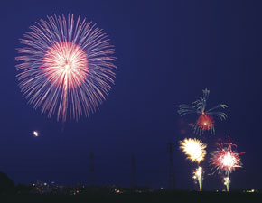 Other Environmental Photo. Dynamic fireworks which colors to vivid the night sky of Teganuma fireworks summer overlooking than local, Luxurious environment where you can enjoy and relax (August 2008 shooting)