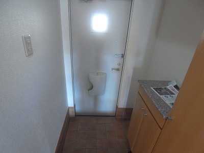 Entrance. Wide entrance ・ There is a large shoebox.