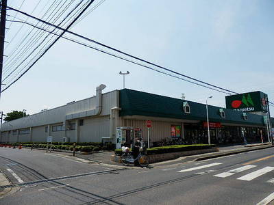 Supermarket. Maruetsu to (super) 430m