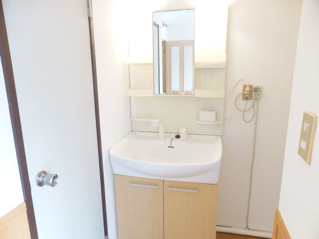 Washroom. Independent wash basin