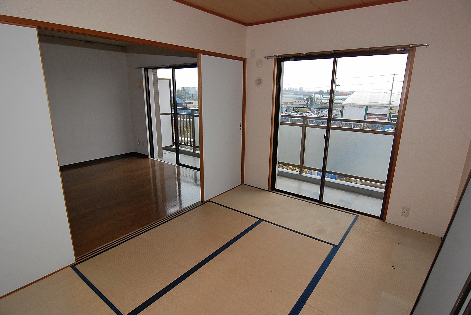 Living and room. Japanese-style room 6 quires Left Pledge LD8.8 Sunny room on a sunny day