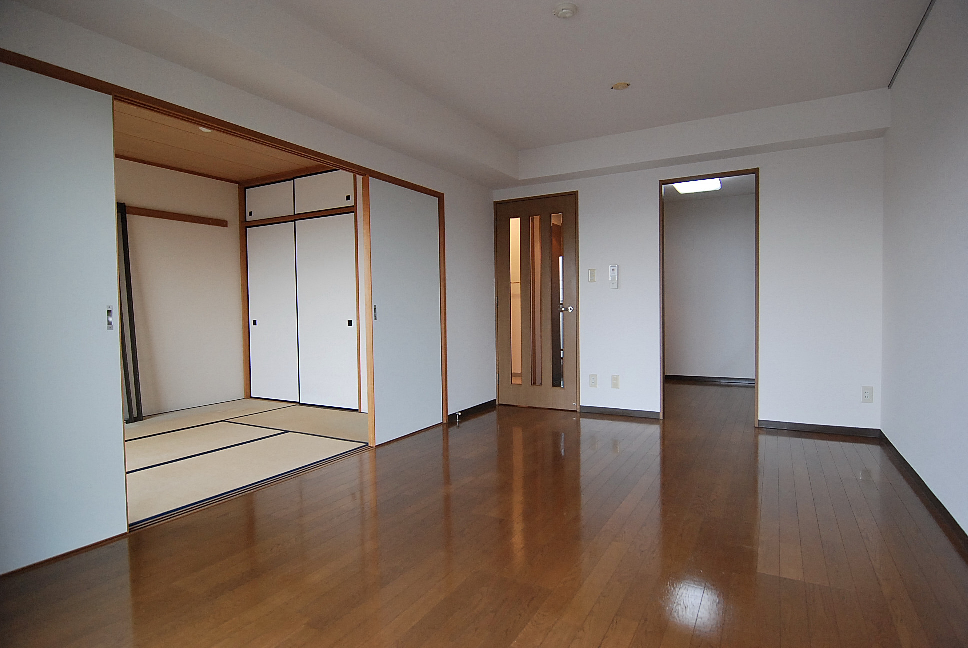 Living and room. 8.8 Pledge of LD Left is 6 Pledge Japanese-style room.