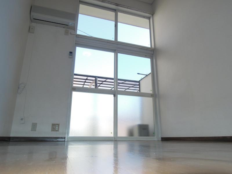 Living and room. There is air conditioning