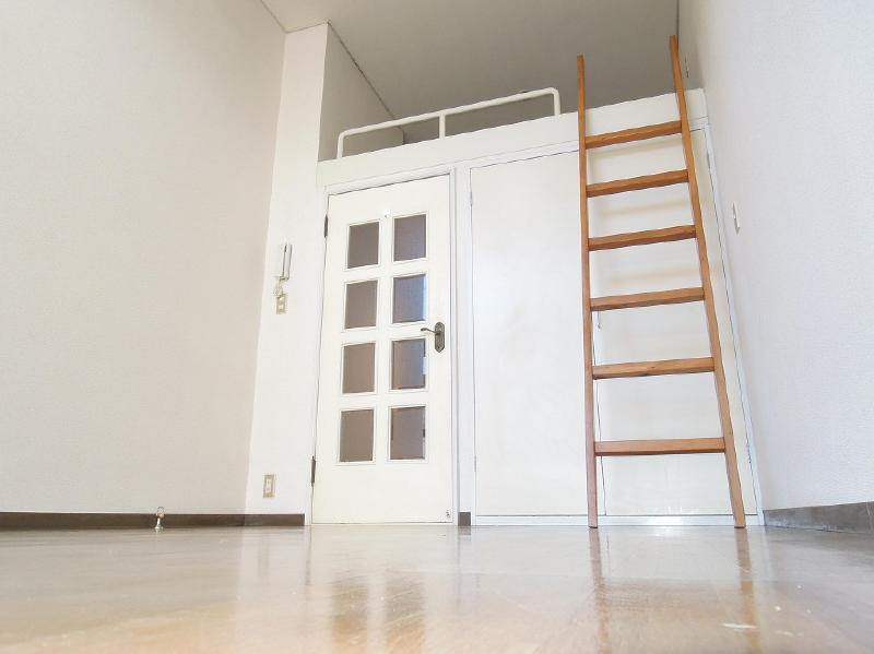 Living and room. There are loft