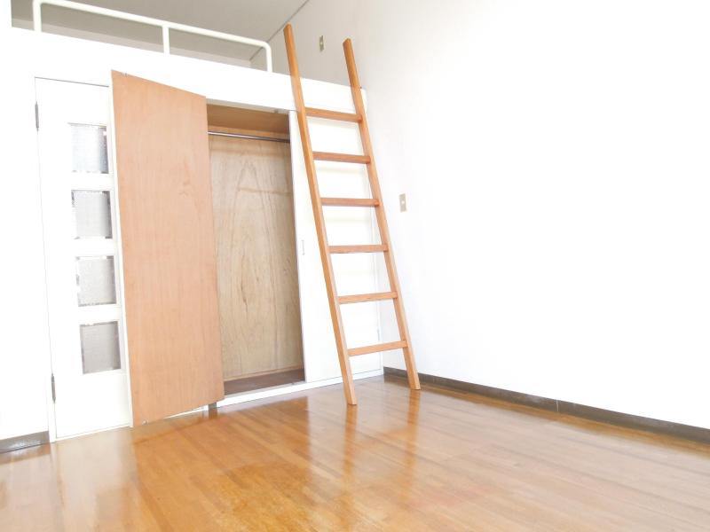 Living and room. Rooms bright clean