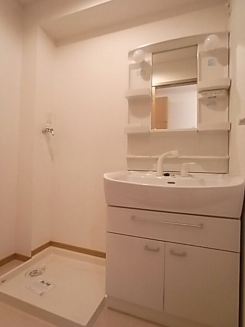 Washroom. Shampoo dresser ・ There is storage room washing machine.